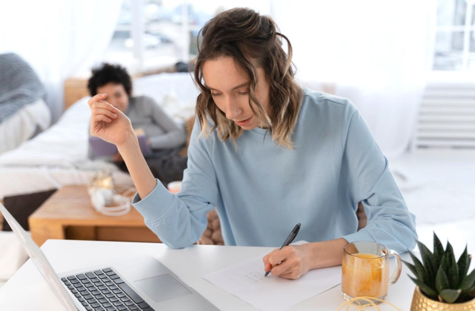 Espace de travail créatif avec carnets et outils d'écriture
