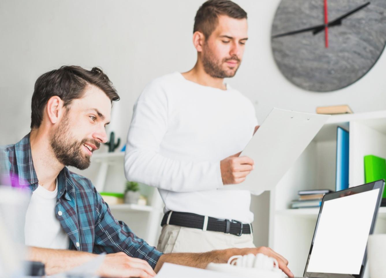 Espace de travail créatif avec matériel d'écriture et carnets de notes
