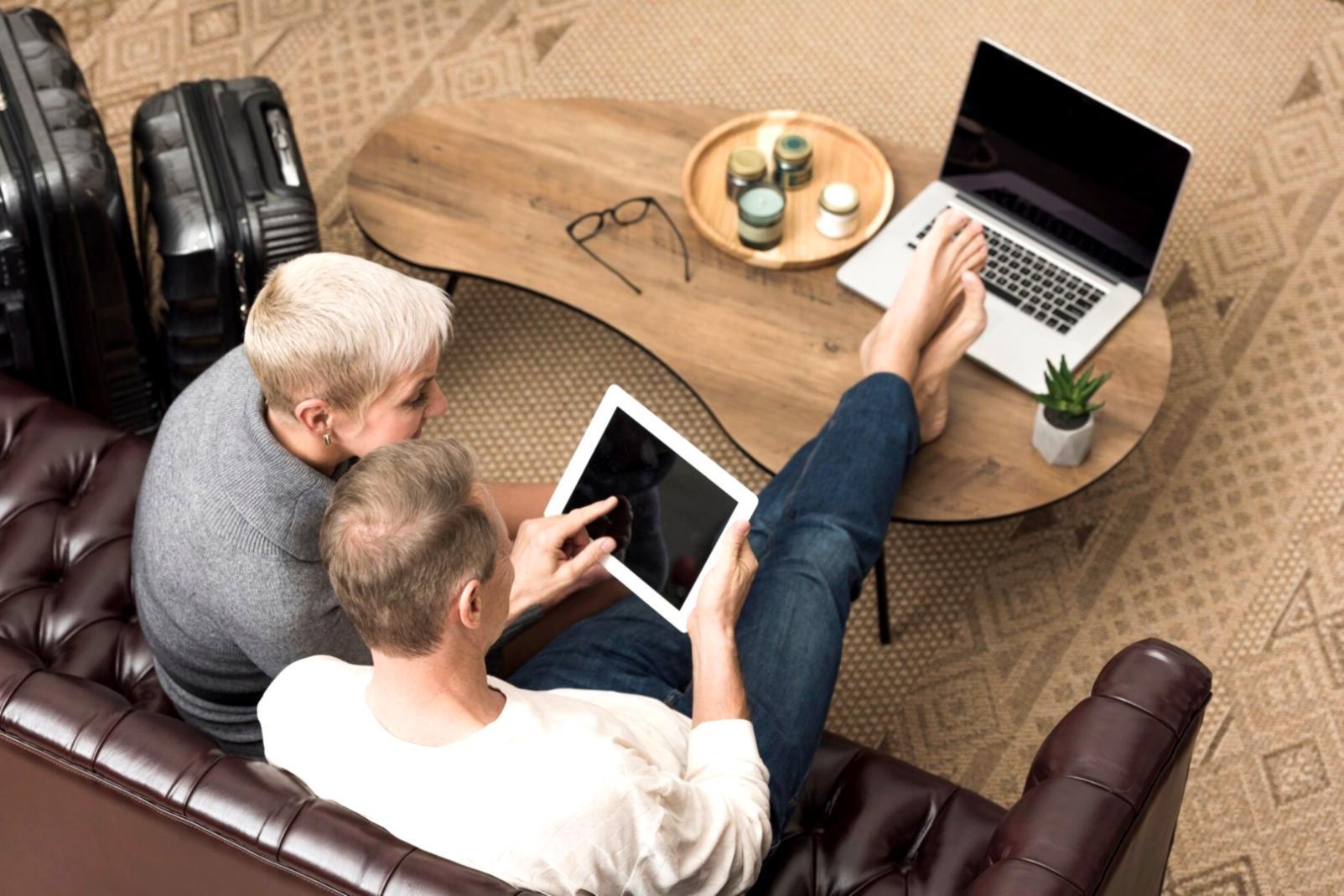 Espace de travail créatif avec outils de narration et matériel pédagogique pour l'apprentissage de la structure narrative
